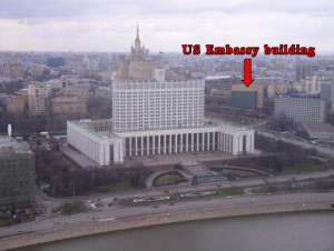 The US Embassy in Moscow is located in a close vicinity to the former Russian Parliament complex. 