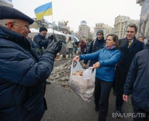 Assistant Secretary of State Victoria Nuland dispensing buscuits to Euromaidan protesters in Kyiv.