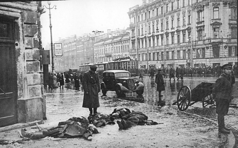 First victims of German bombardments, September 1941. Corner of Nevsky and Ligovsky prospects.