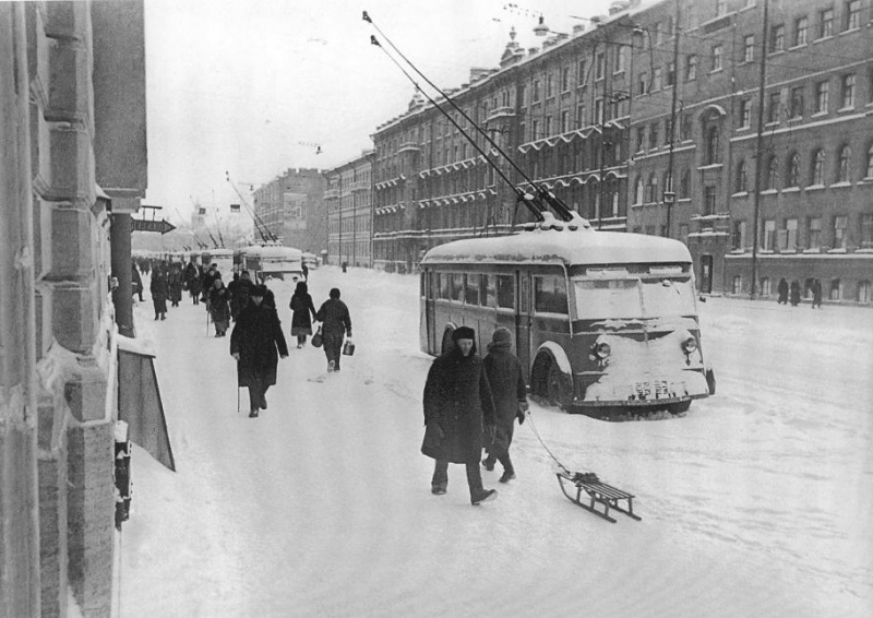  The trolleybuses at standstill on the Nevsky Avenue without electricity supply, December 1941