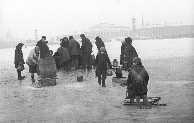 City dwellers taking water in Neva river, December 1941