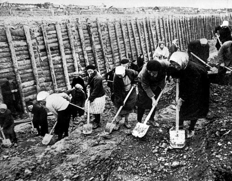 Women digging anti-tank ditch nearby Leningrad, Autumn 1941