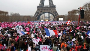 Protesters gather on the Champ de Mars near the Eiffel Tower in Paris, to rally against France's planned legalization of same-sex marriages, January 13, 2013. Photo: Reuters