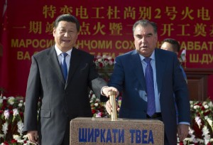 Chinese President Xi Jinping (L) and Tajik President Emomali Rahmon attend the completion ceremony of first-phase project of the Dushanbe No.2 power plant and the groundbreaking ceremony of second-phase project of the Dushanbe No.2 power plant in Dushanbe, capital of Tajikistan, Sept. 13, 2014.
