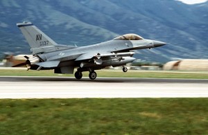  US Air Force F-16C Fighting Falcon aircraft of the 31st Fighter Wing landing upon returning from a mission in support of NATO airstrikes against the Bosnian Serbs.