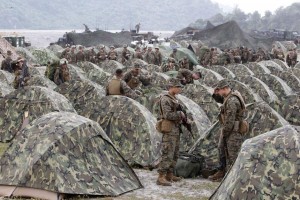 US marines take part in a military exercise with Philippines troops in north Manila, April 2014