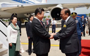 Chinese President Xi Jinping shakes hands with Pakistani counterpart Mamnoon Hussain, left, in Rawalpindi, April 2015