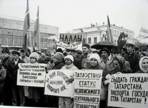 A pro-sovereignty meeting in Tatarstan, 1990.