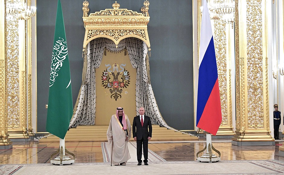 Vladimir Putin with King Salman bin Abdulaziz Al Saud at the official greeting ceremony