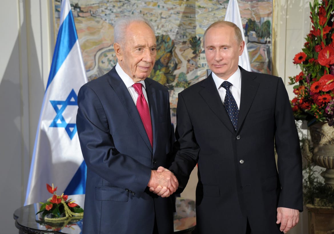 Israeli President Shimon Peres shakes hands with Russian President Vladimir Putin