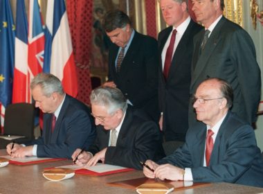 Signing the Dayton Agreement