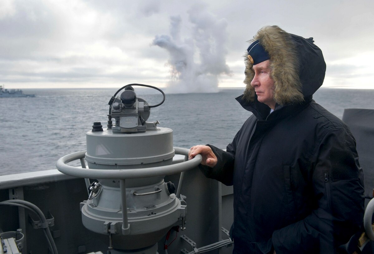 Putin watches Black Sea exercise
