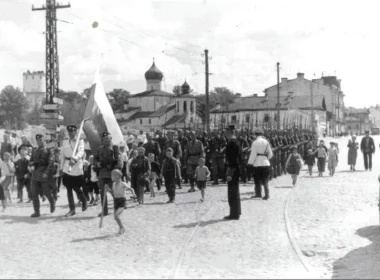 Vlassov-tricolor-flag