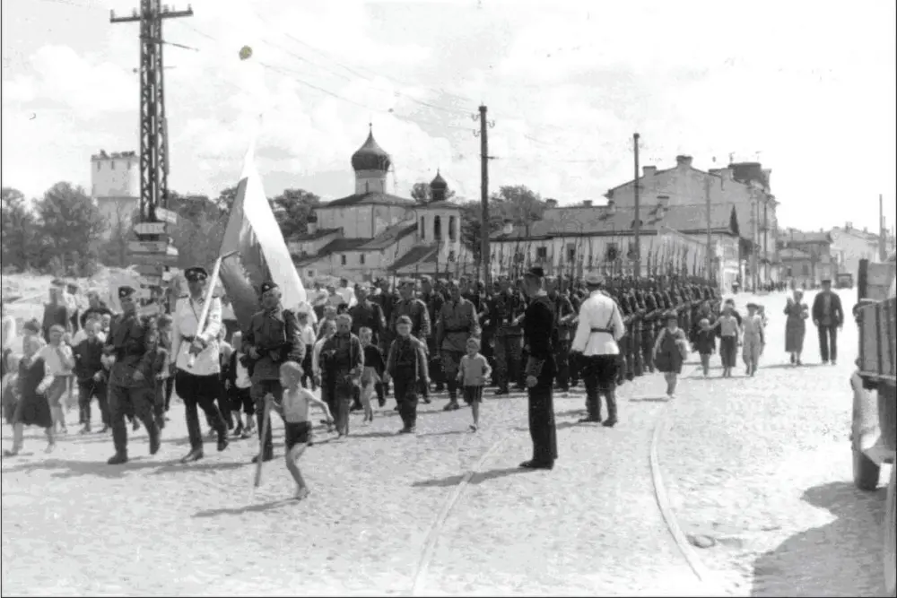 Vlassov-tricolor-flag